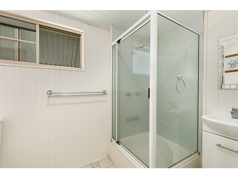 76 BLACKWOOD ROAD, Manly West QLD 4179