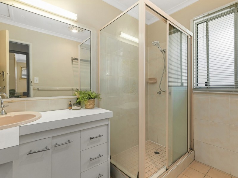 17 KENMAR STREET, Wynnum West QLD 4178