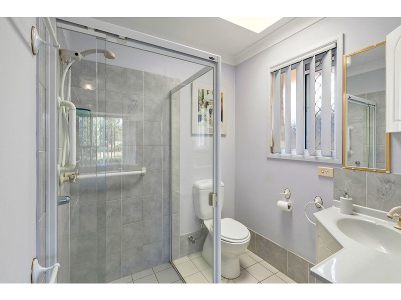 6 Schooner Circuit, Manly West QLD 4179