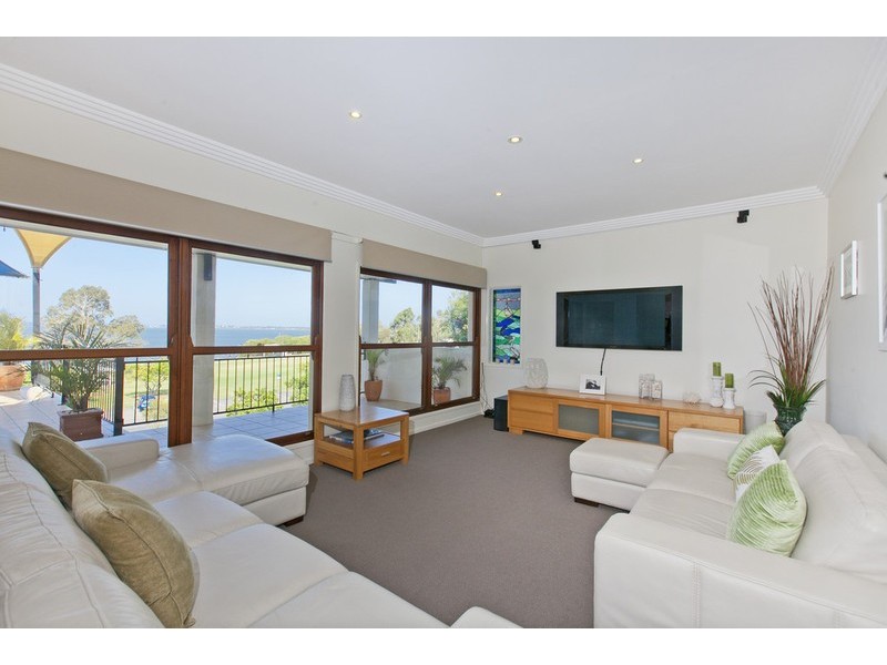 669 Esplanade, Lota QLD 4179