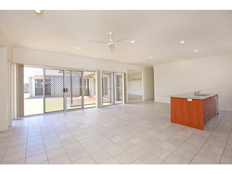 25 Mossvale Drive, Wakerley QLD 4154