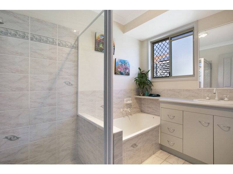 6 Miles Crescent, Manly West QLD 4179