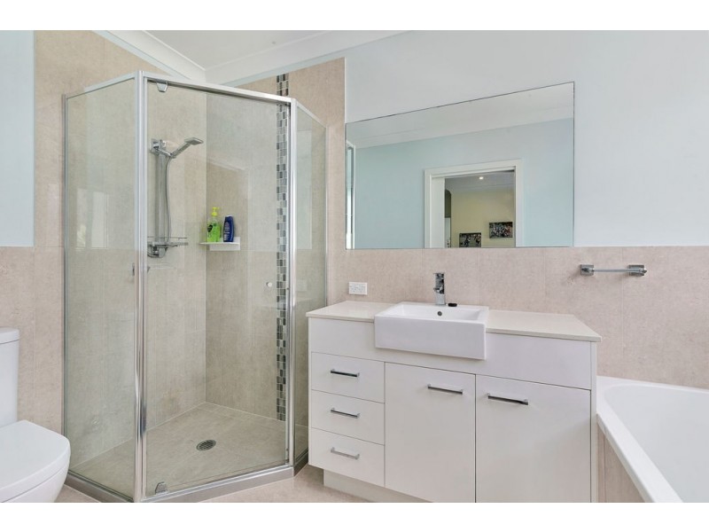 27 PARRAMATTA STREET, Manly QLD 4179