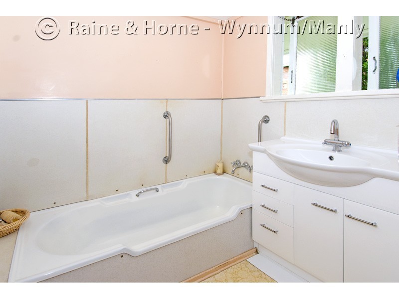 155 Cambridge Pde, Manly QLD 4179