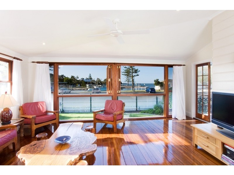 25 Waterloo Esplanade, Wynnum QLD 4178