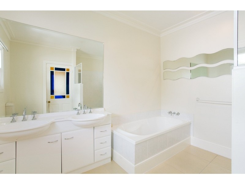 25 Waterloo Esplanade, Wynnum QLD 4178