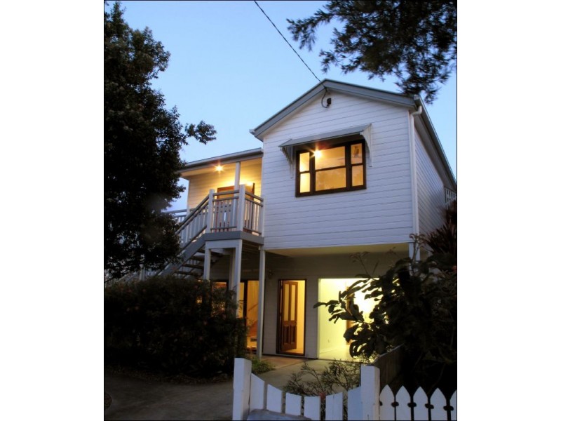 16 Pine Street, Wynnum QLD 4178