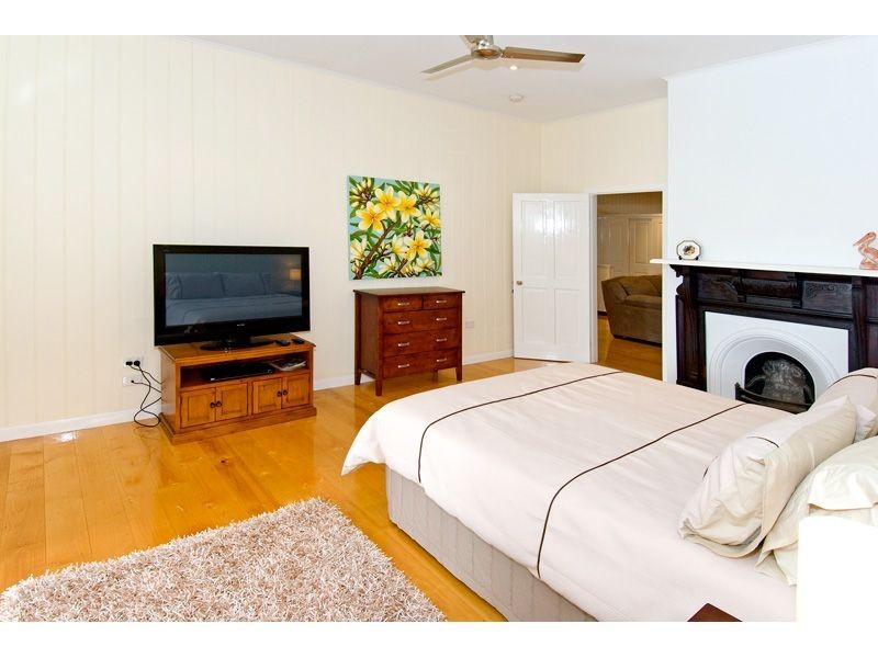 11 Waterloo Esplanade, Wynnum QLD 4178