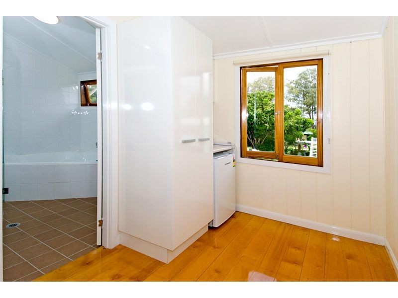 11 Waterloo Esplanade, Wynnum QLD 4178