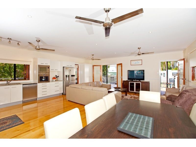 11 Waterloo Esplanade, Wynnum QLD 4178