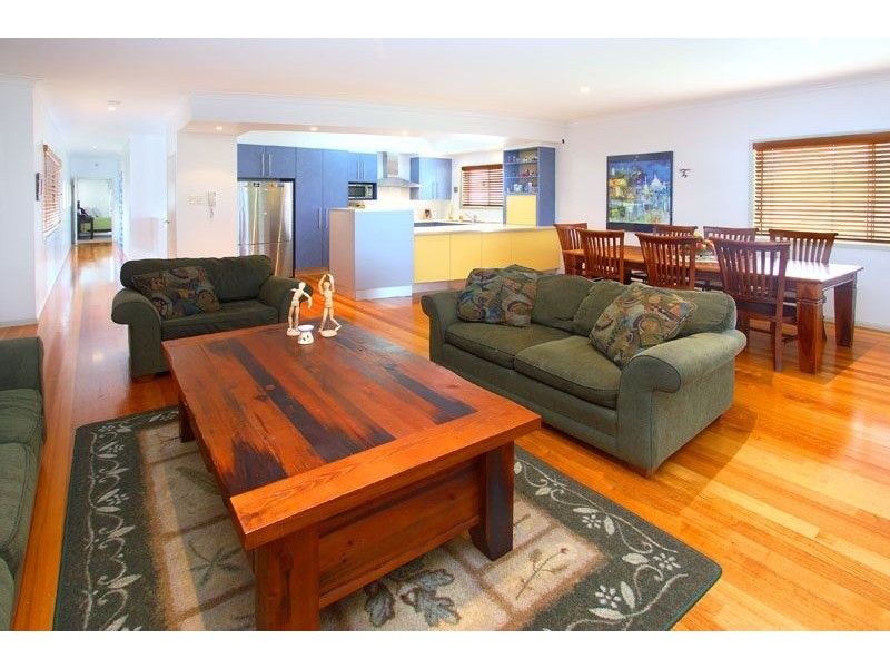 15 Stewart Parade, Manly QLD 4179