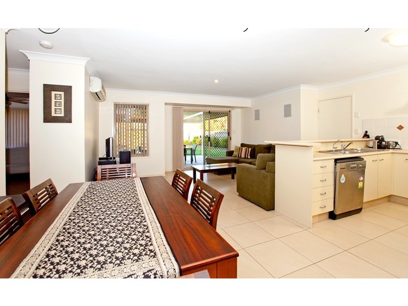 18 School Road, Wynnum West QLD 4178