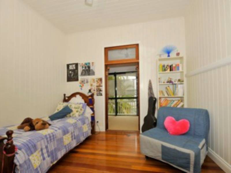 102 Pine Street, Wynnum QLD 4178