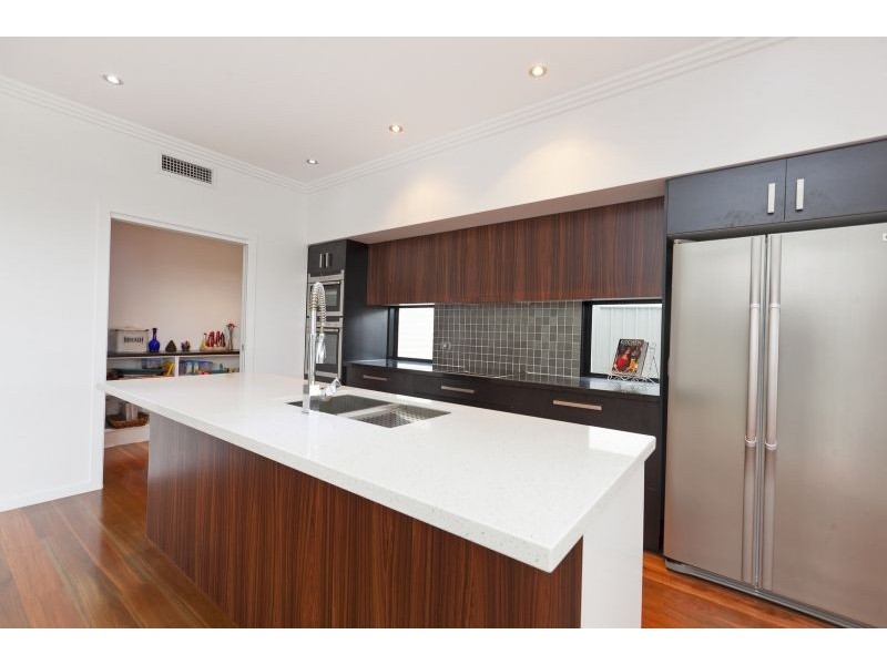 10 Moreton Avenue, Wynnum QLD 4178