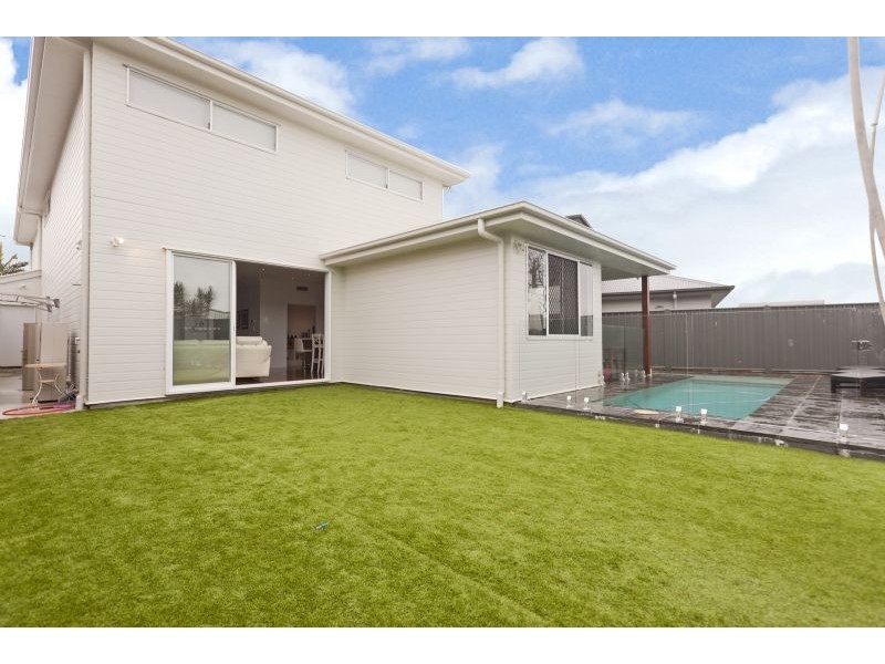 10 Moreton Avenue, Wynnum QLD 4178