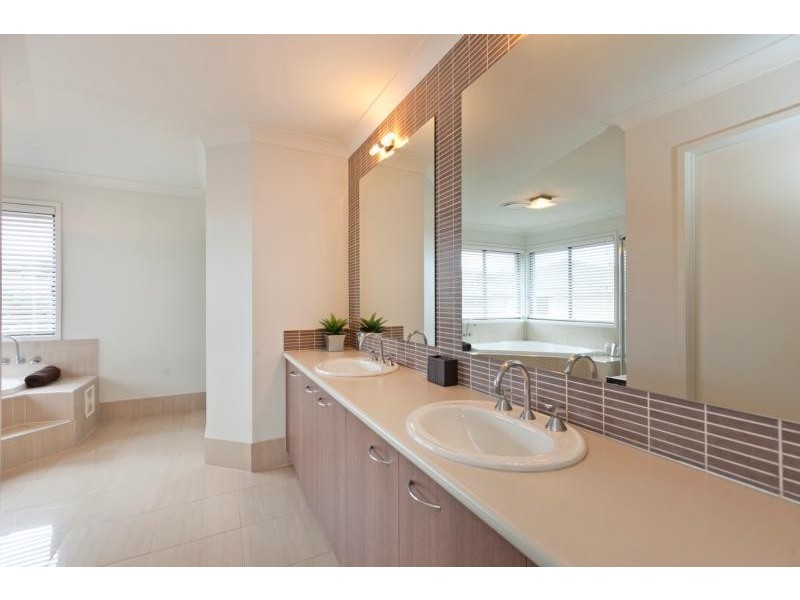 8 John Street, Manly West QLD 4179