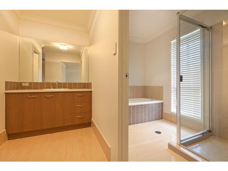 8 John Street, Manly West QLD 4179