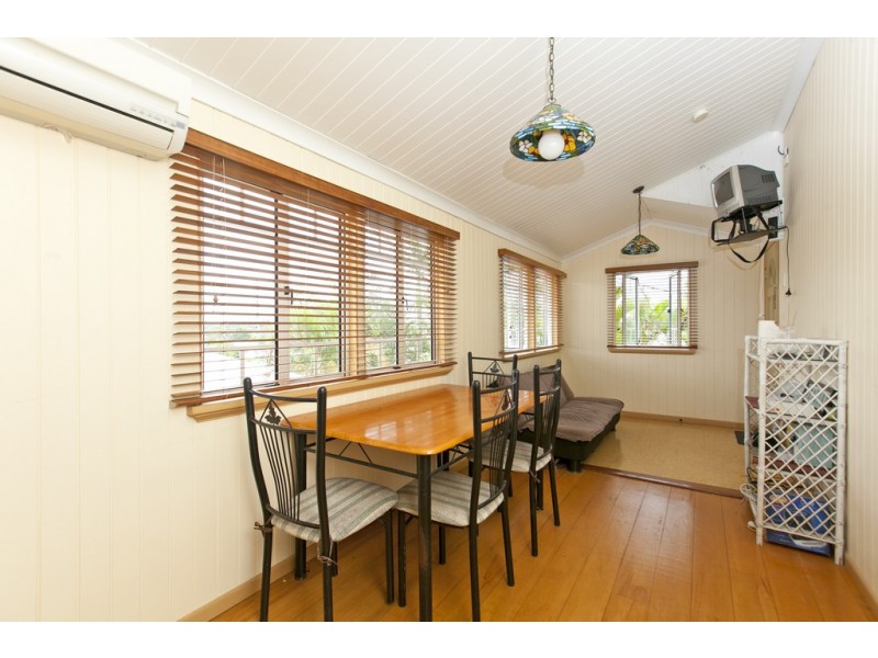 11 Moreton Ave, Wynnum QLD 4178