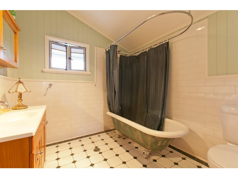 11 Moreton Ave, Wynnum QLD 4178