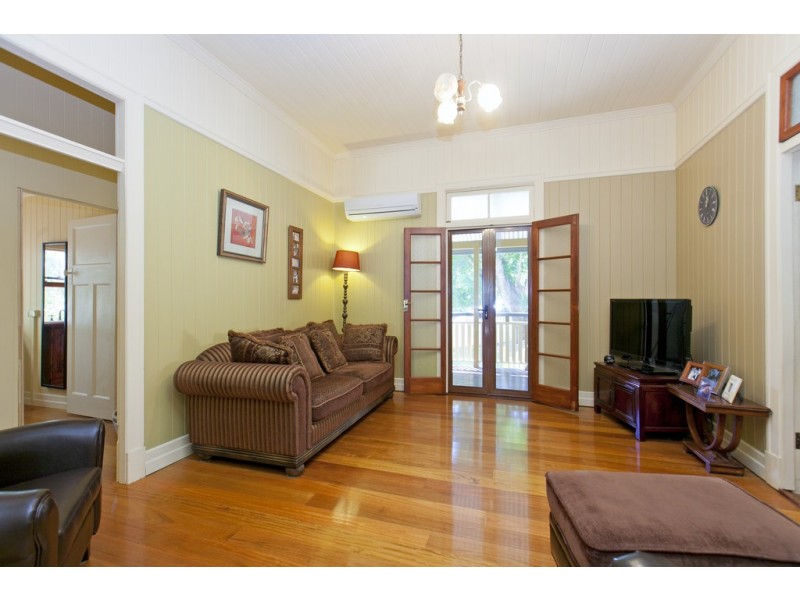 18 Roseberry Parade, Wynnum West QLD 4178