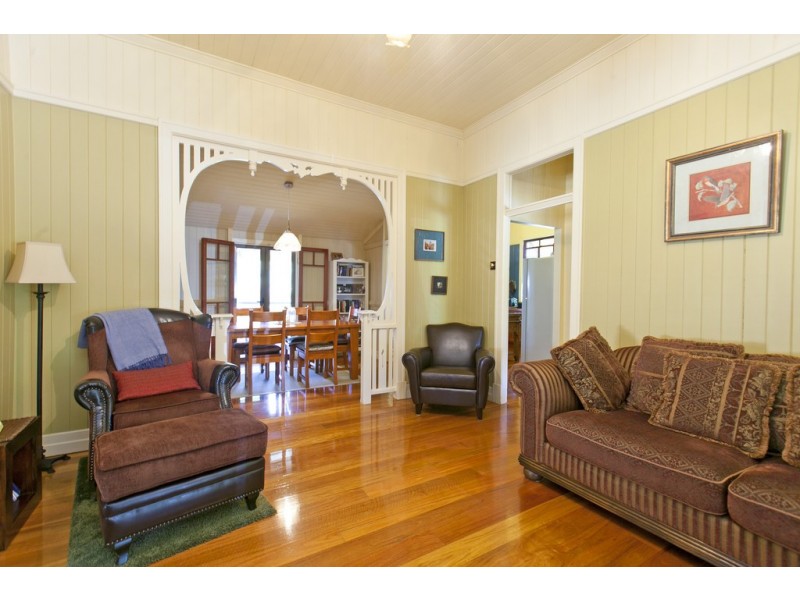18 Roseberry Parade, Wynnum West QLD 4178
