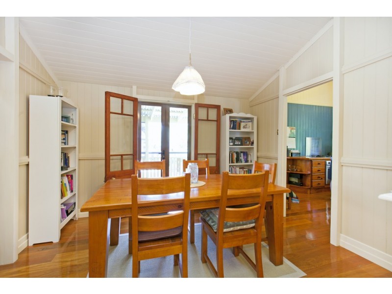 18 Roseberry Parade, Wynnum West QLD 4178