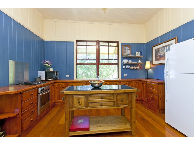 18 Roseberry Parade, Wynnum West QLD 4178