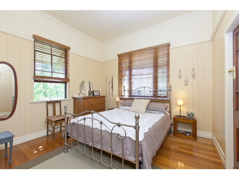 18 Roseberry Parade, Wynnum West QLD 4178