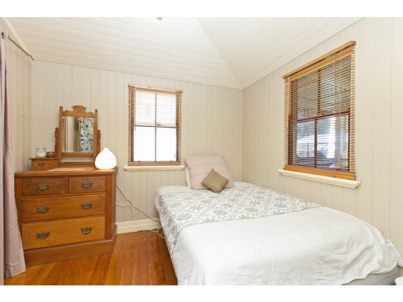 18 Roseberry Parade, Wynnum West QLD 4178