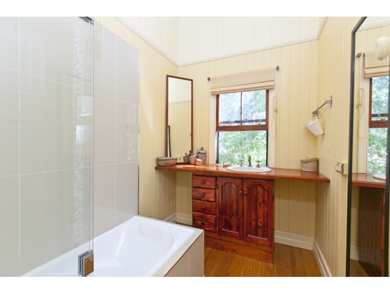 18 Roseberry Parade, Wynnum West QLD 4178
