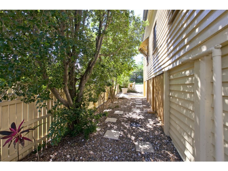 18 Roseberry Parade, Wynnum West QLD 4178