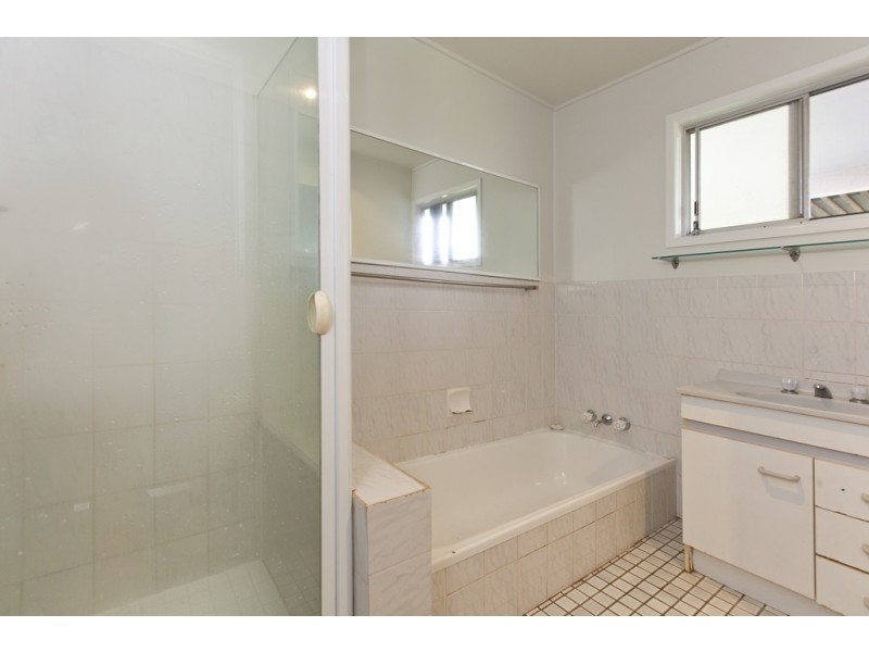 42 Roseberry Parade, Wynnum West QLD 4178