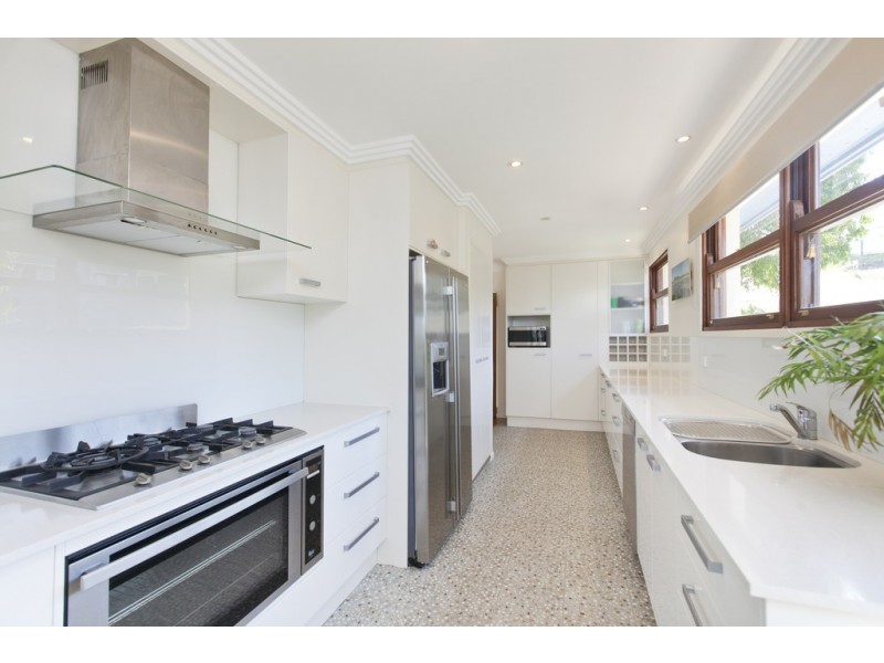 669 Esplanade, Lota QLD 4179