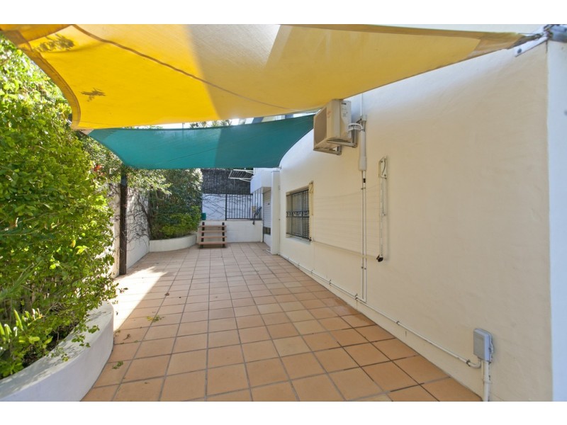 669 Esplanade, Lota QLD 4179