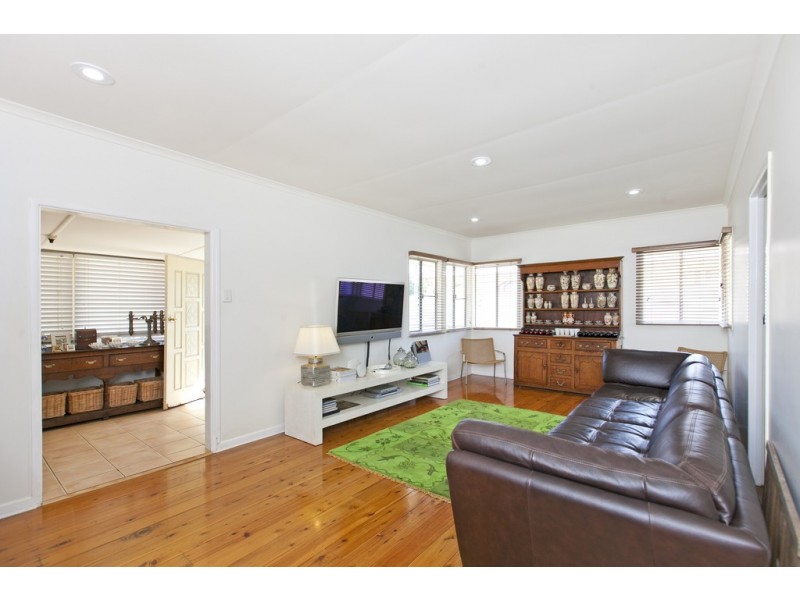 24 Alkoomie Street, Wynnum QLD 4178