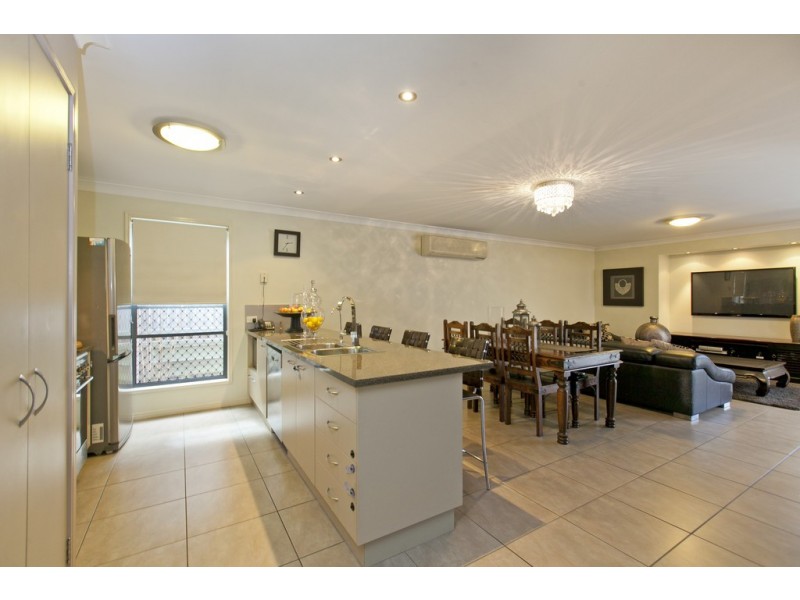 60 Lexey Crescent, Wakerley QLD 4154