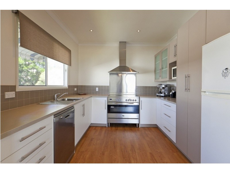 735 Esplanade, Lota QLD 4179