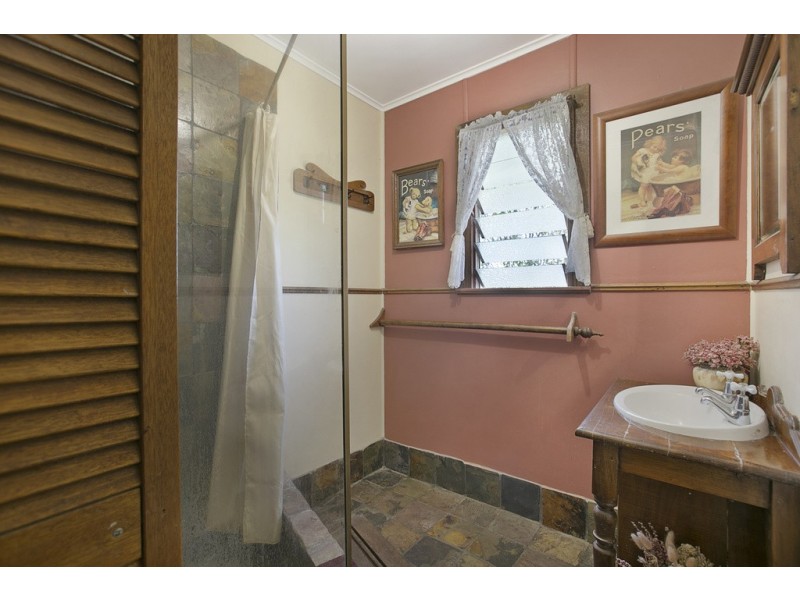 323 Whites Road, Lota QLD 4179