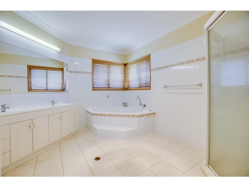 8 Dane Court, Manly West QLD 4179