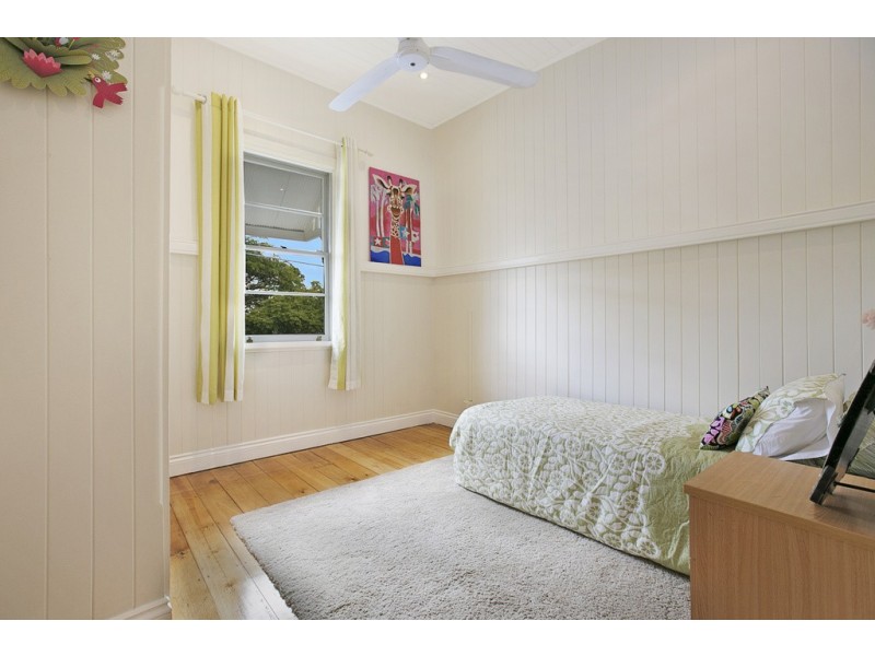 100 Gordon Parade, Manly QLD 4179