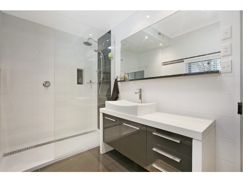 61 Glenora Street, Wynnum QLD 4178