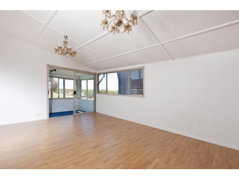 807 Esplanade, Lota QLD 4179