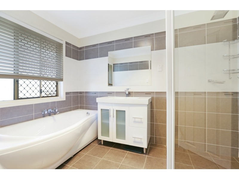 42 Plaza Street, Wynnum West QLD 4178