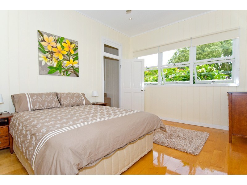 11 Waterloo Esplanade, Wynnum QLD 4178
