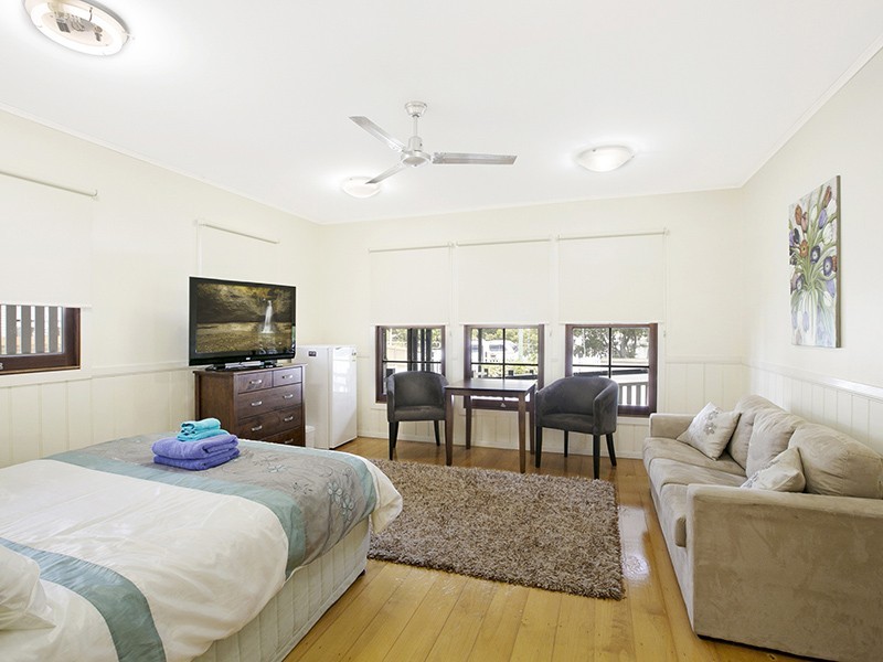 11 Waterloo Esplanade, Wynnum QLD 4178