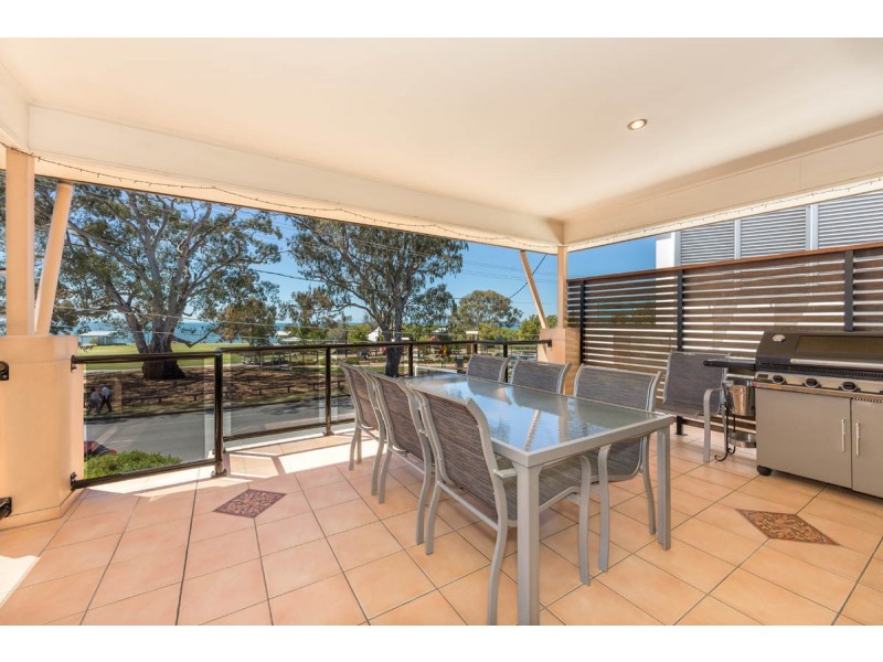 693 Esplanade, Lota QLD 4179