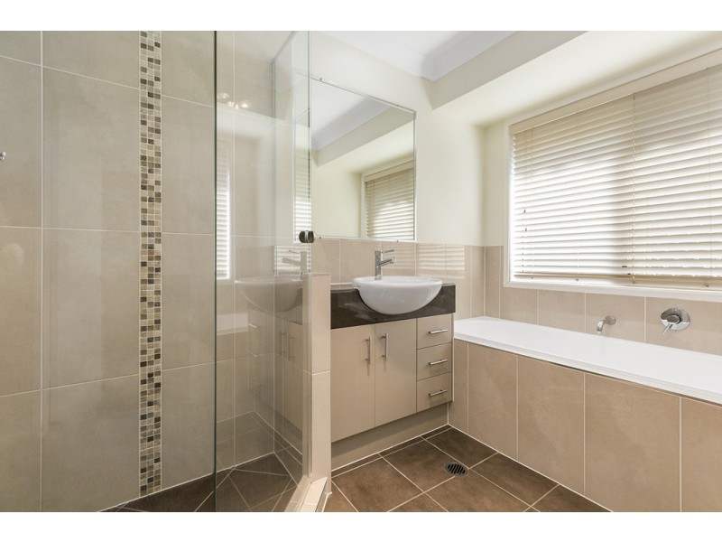 6 Irvine Place, Wynnum West QLD 4178