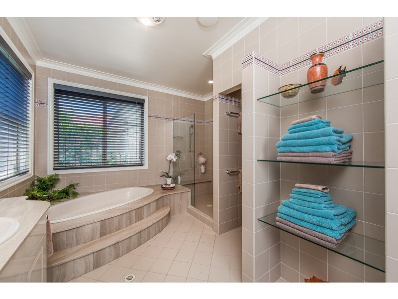 32 Reliance Court, Newport QLD 4020