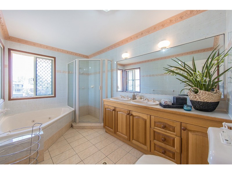 10 Atlanta Court, Newport QLD 4020