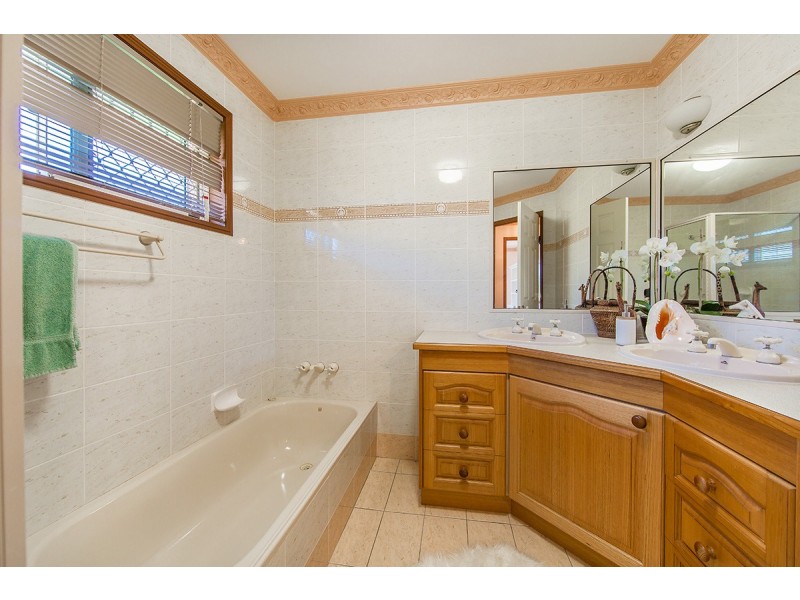 10 Atlanta Court, Newport QLD 4020